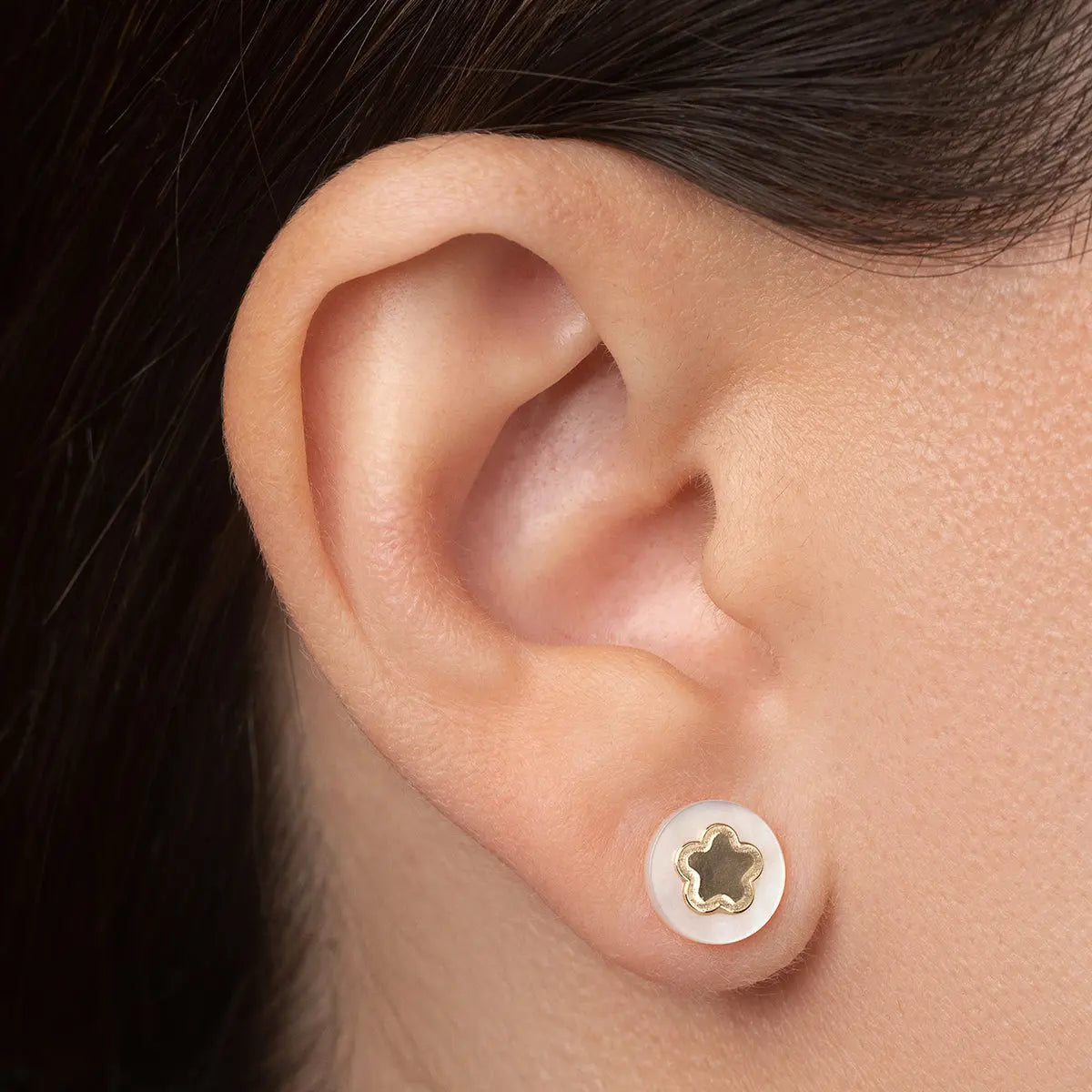 Aretes de oro 14k Broquel Estrella perlada con oro amarillo y madre perla GIALLO JEWELRY