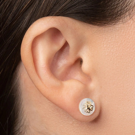 Aretes de oro 14k Broquel Sello de corazones con oro amarillo y madre perla GIALLO JEWELRY