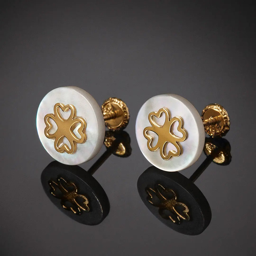 Aretes de oro 14k Broquel Sello de corazones con oro amarillo y madre perla GIALLO JEWELRY