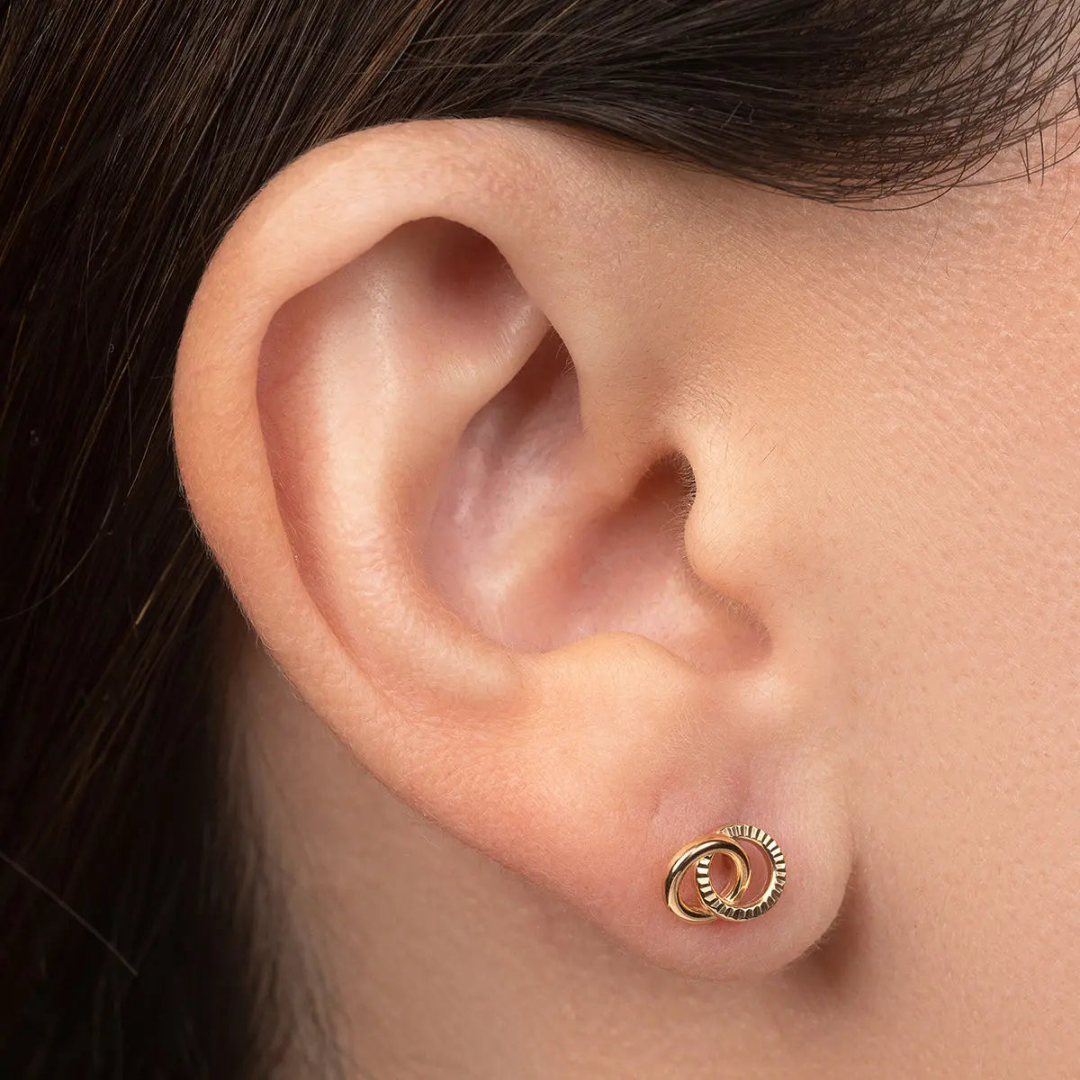 Aretes de oro 14K broquel Círculos entrelazados oro amarillo GIALLO JEWELRY