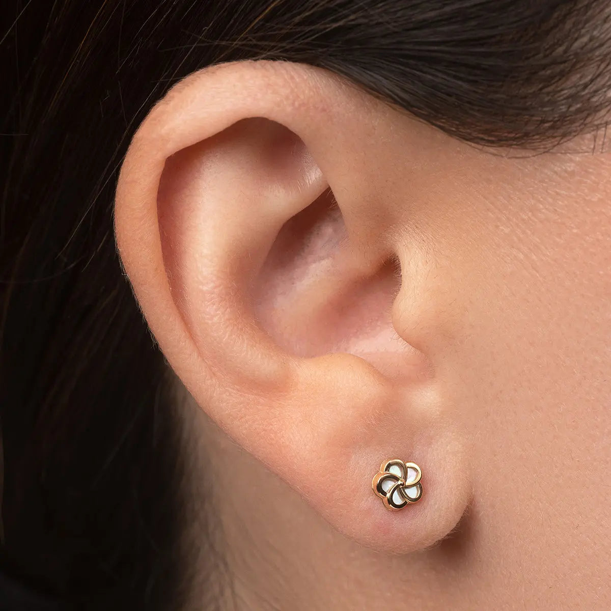 Aretes de oro 14K broquel Flor oro amarillo y madre perla GIALLO JEWELRY
